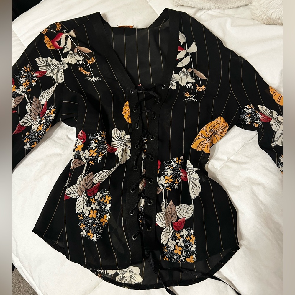 ℬ𝓁𝒶𝒸𝓀 𝓁𝒶𝒸ℯ𝓊𝓅 𝒷𝓁ℴ𝓊𝓈ℯ 𝓌𝒾𝓉𝒽 𝒻𝓁ℴ𝓇𝒶𝓁𝓈 🖤